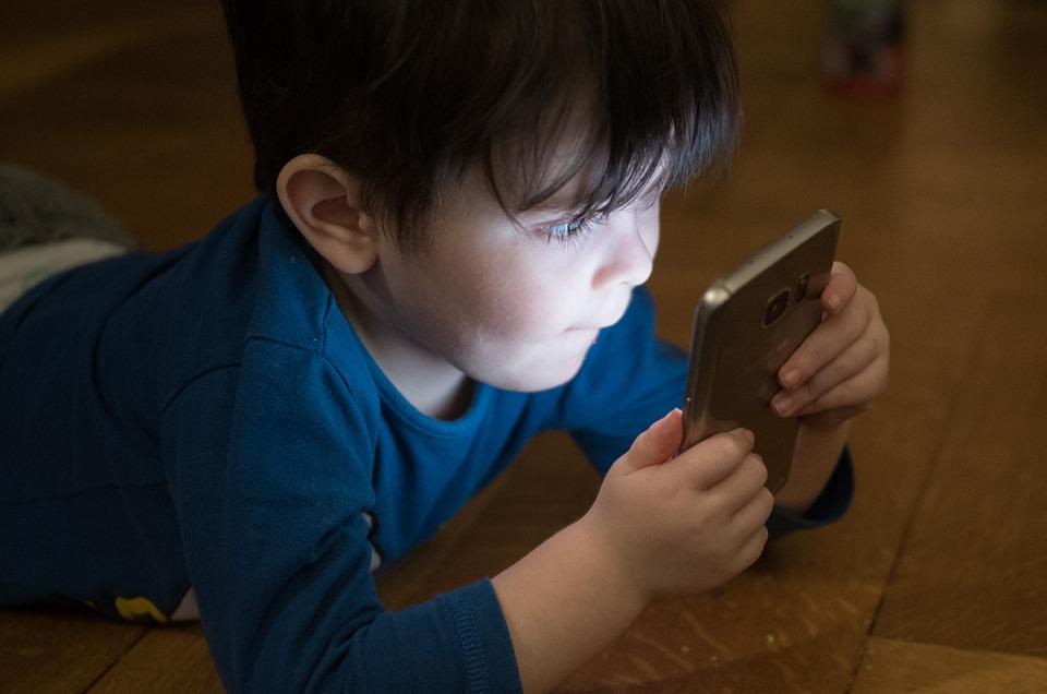 enfant écran téléphone